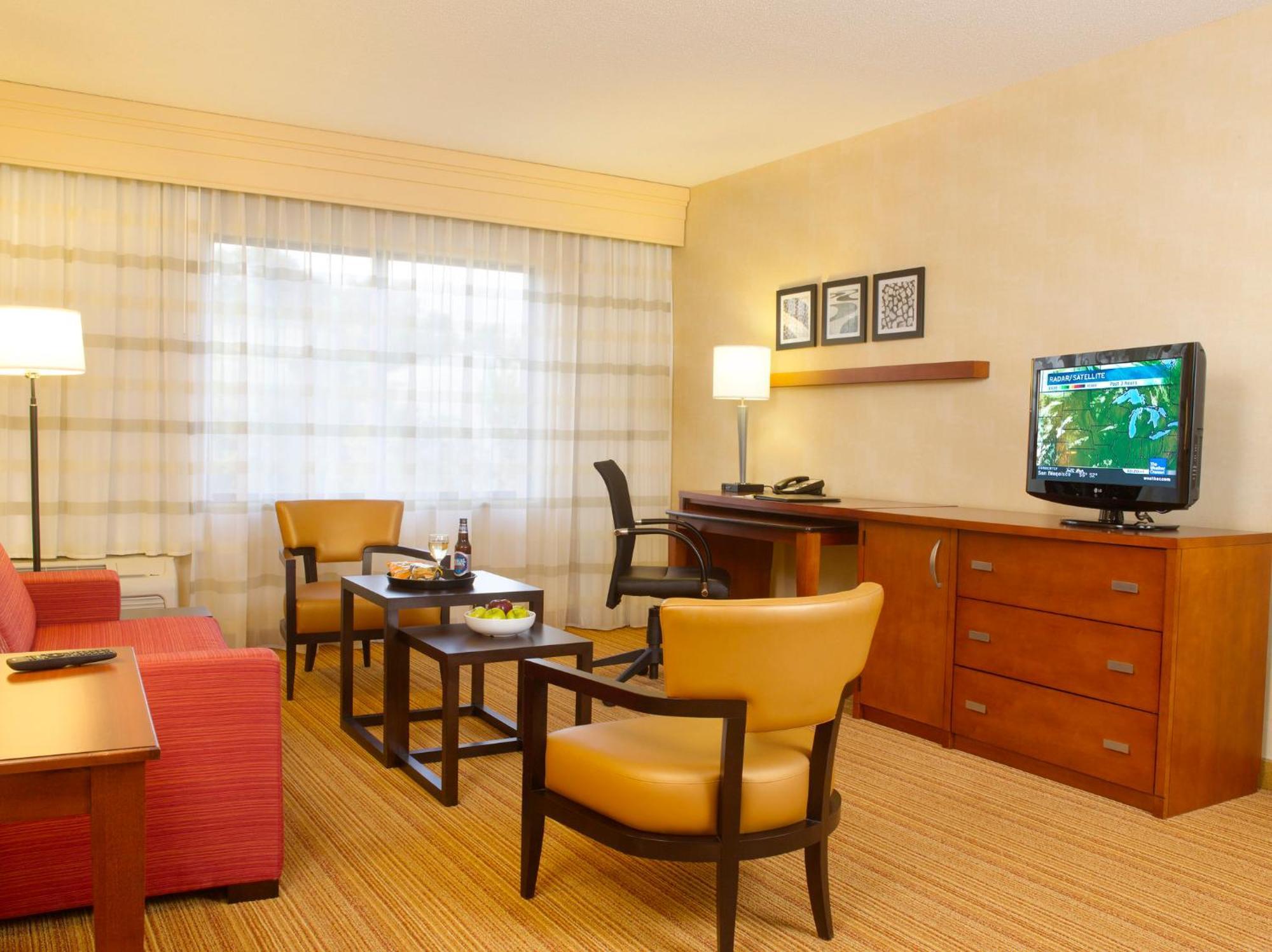 Courtyard Philadelphia/Langhorne Hotel Exterior photo