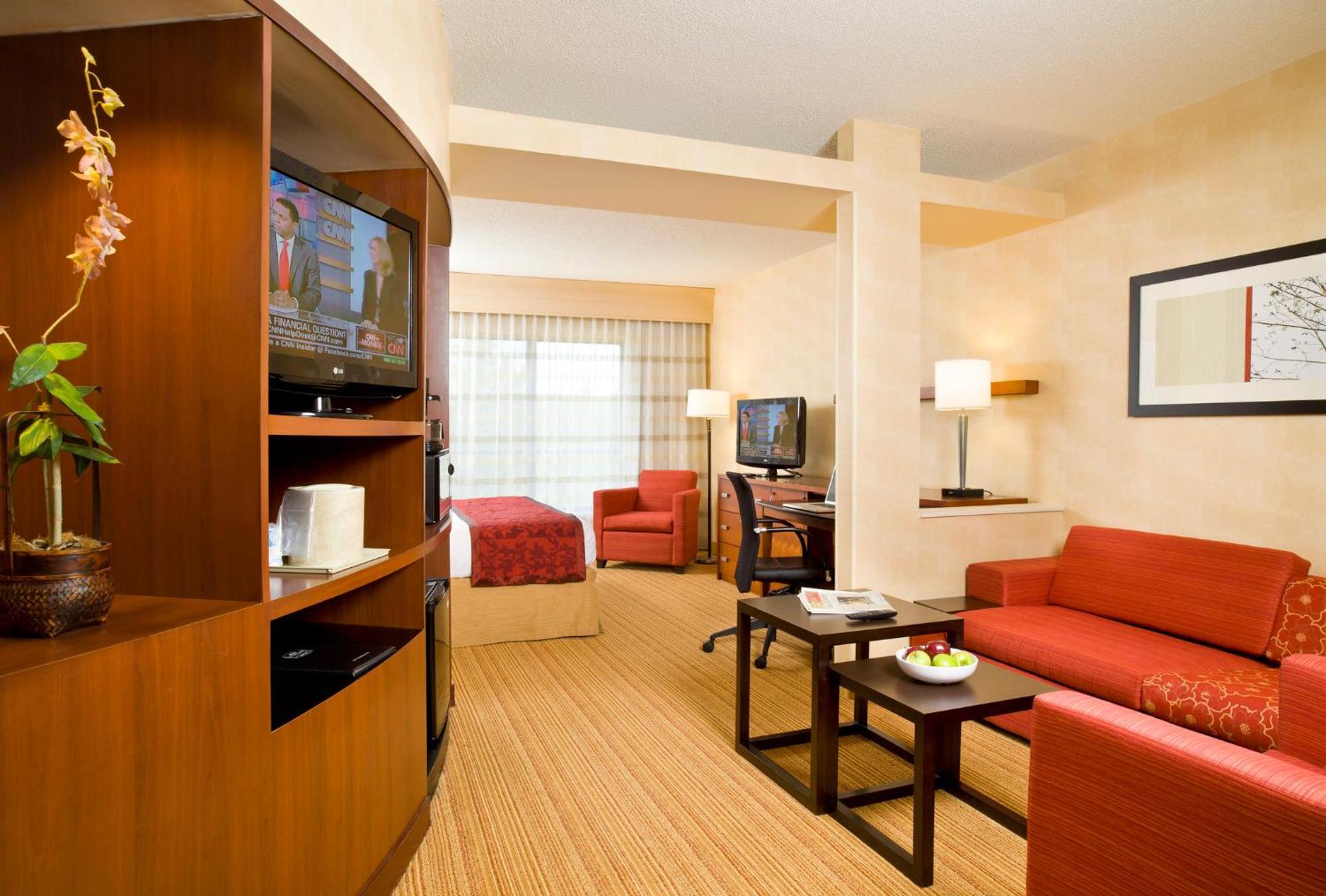 Courtyard Philadelphia/Langhorne Hotel Exterior photo