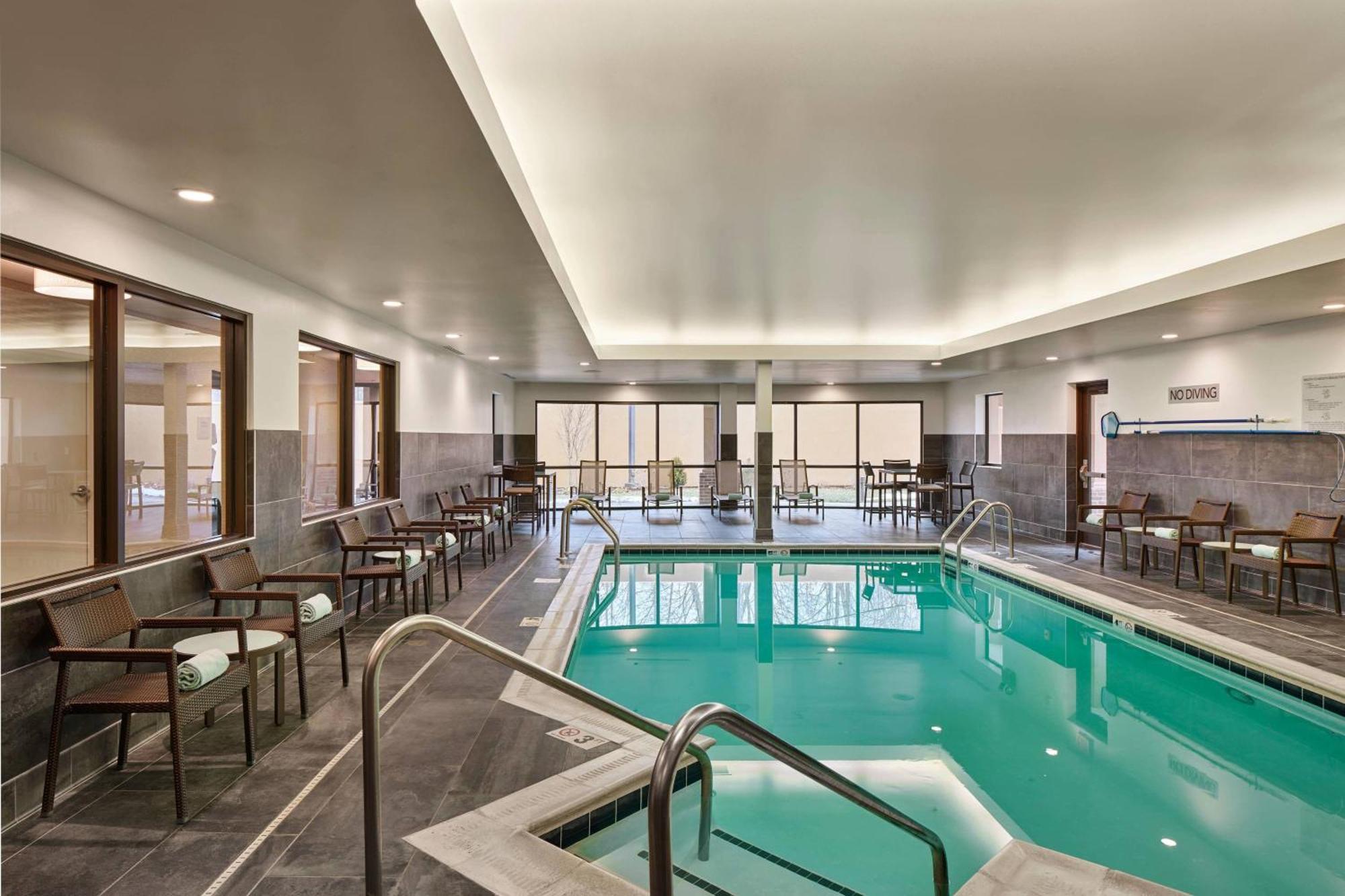 Courtyard Philadelphia/Langhorne Hotel Exterior photo