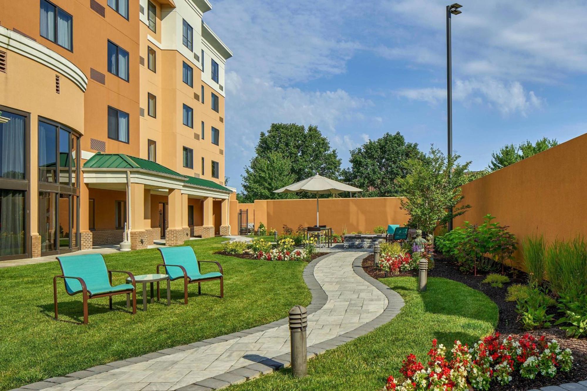Courtyard Philadelphia/Langhorne Hotel Exterior photo