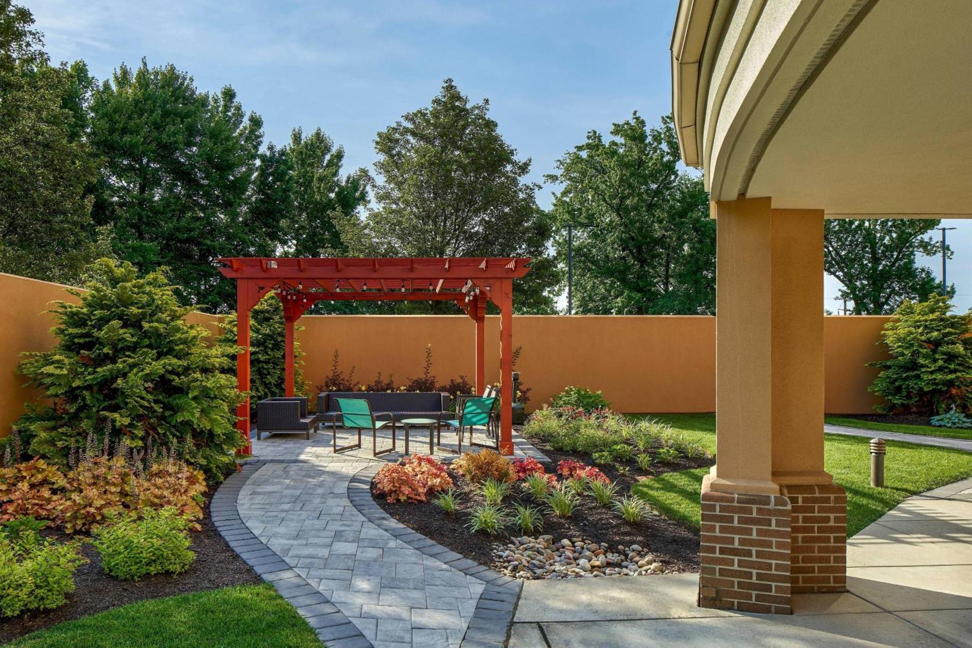 Courtyard Philadelphia/Langhorne Hotel Exterior photo