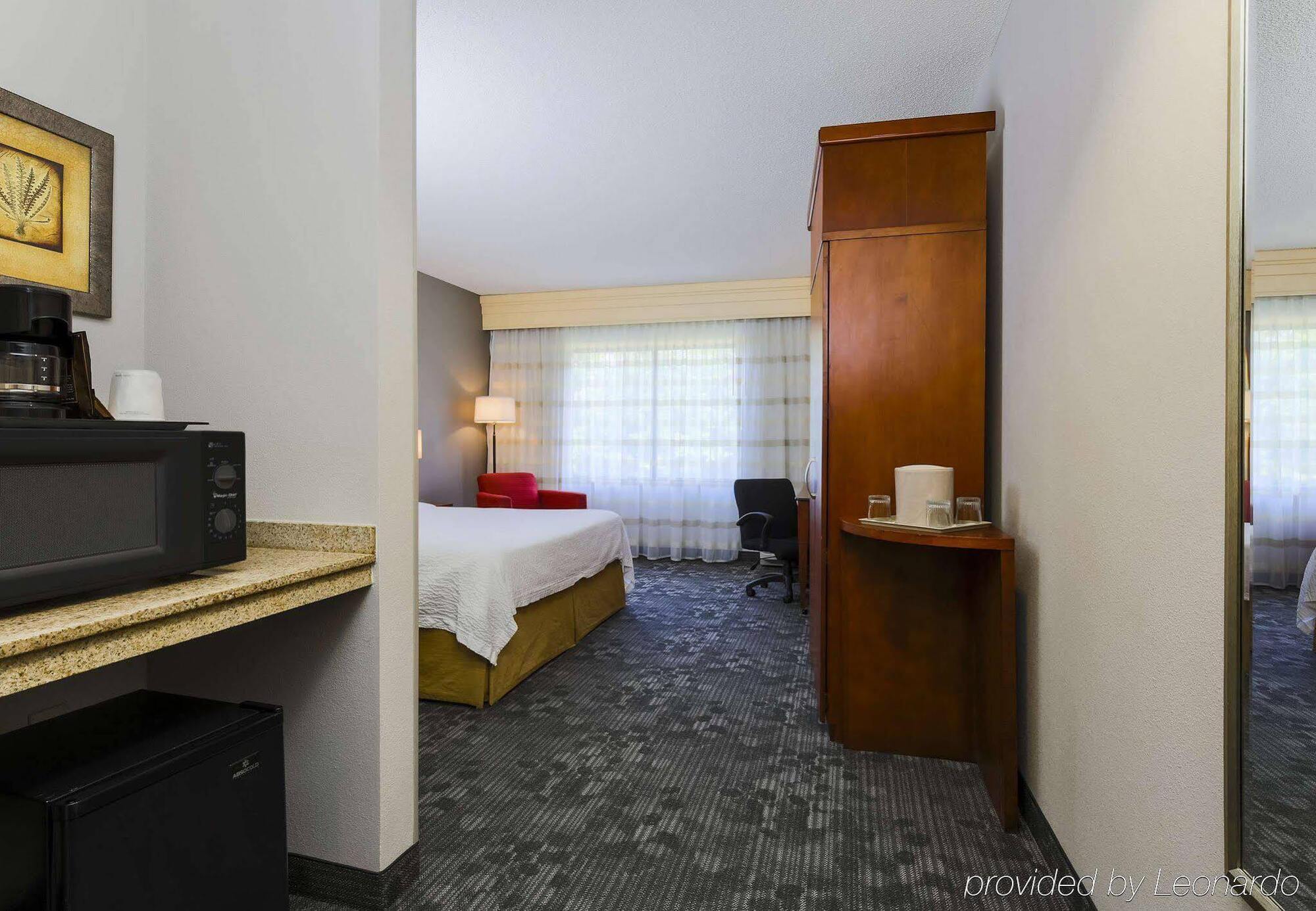 Courtyard Philadelphia/Langhorne Hotel Exterior photo