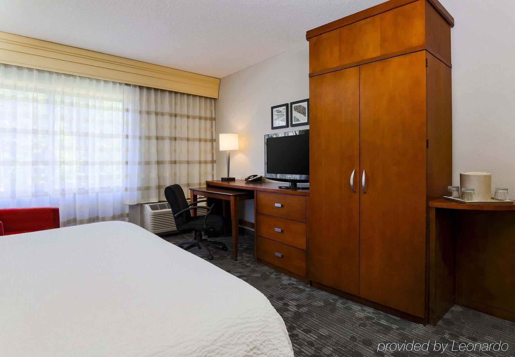 Courtyard Philadelphia/Langhorne Hotel Exterior photo