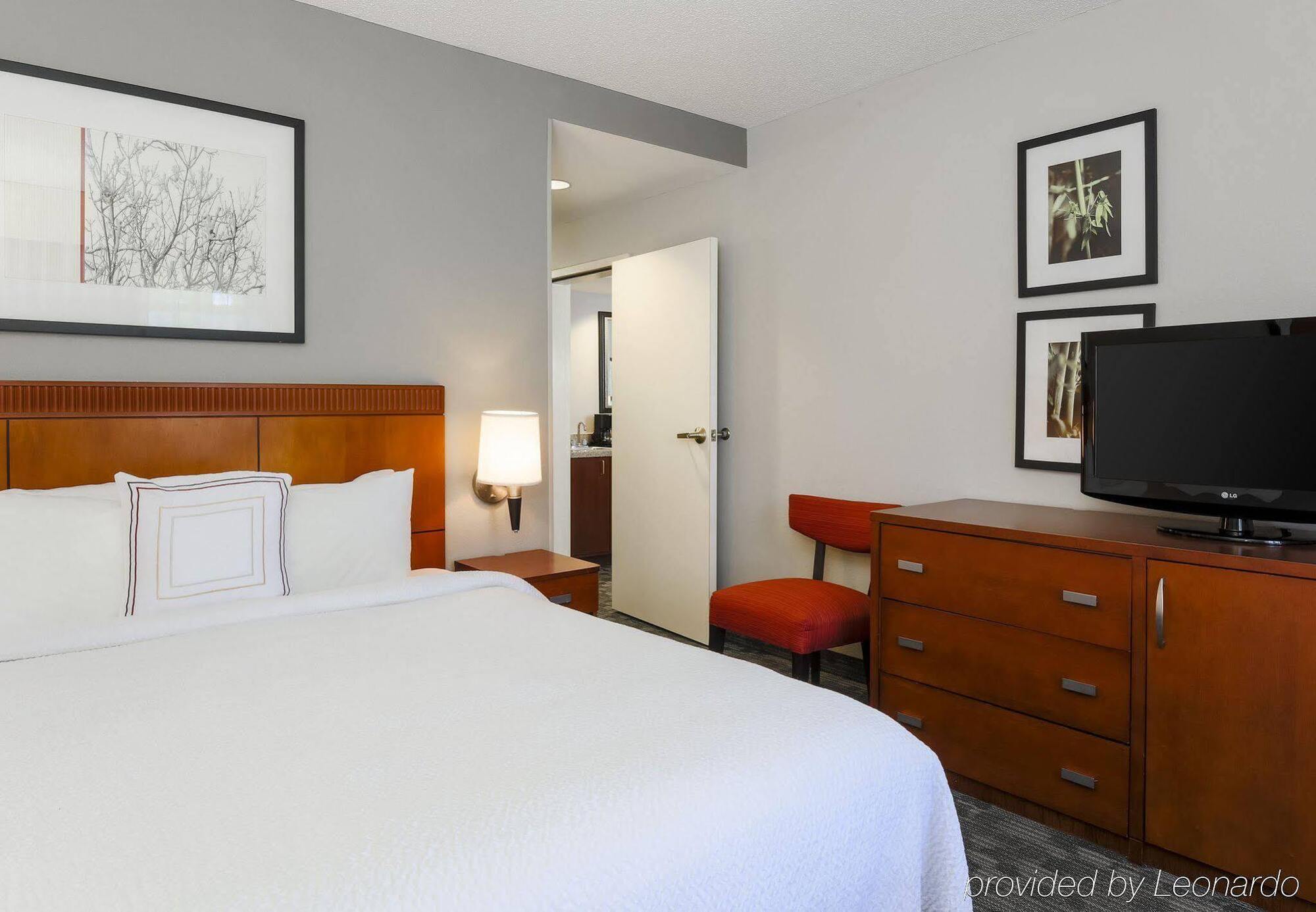 Courtyard Philadelphia/Langhorne Hotel Exterior photo