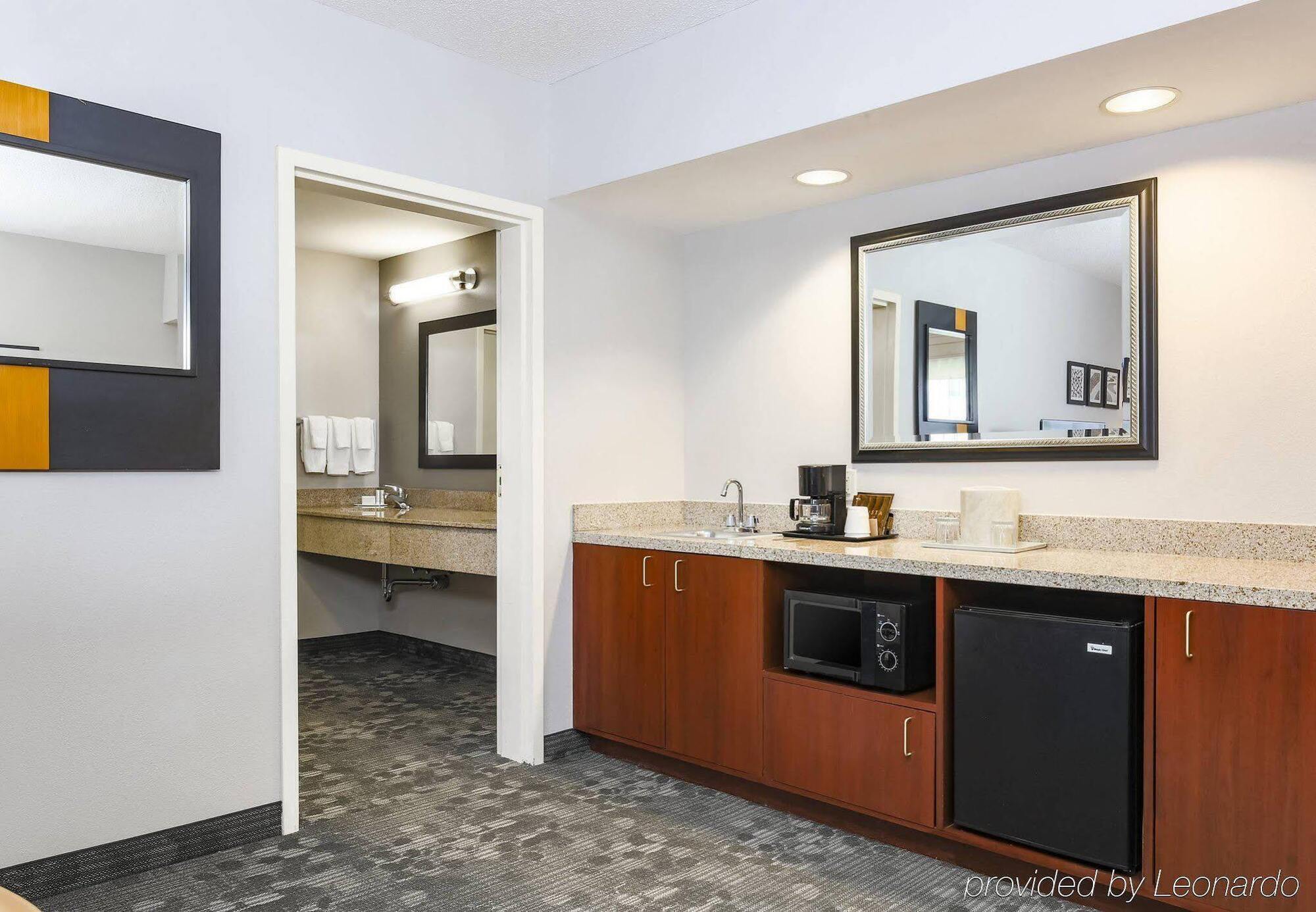 Courtyard Philadelphia/Langhorne Hotel Exterior photo